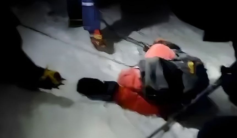 tragedija-na-elbruse-smert-turista-iz-kosta-riki-vo-vremja-voshozhdenija-7581305.jpg